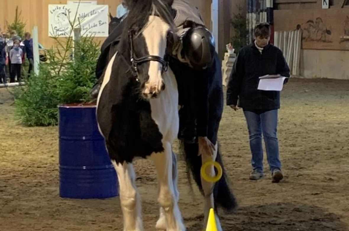 Martina Zbären auf ihrem Pferd Amigo beim Kegel-Posten.