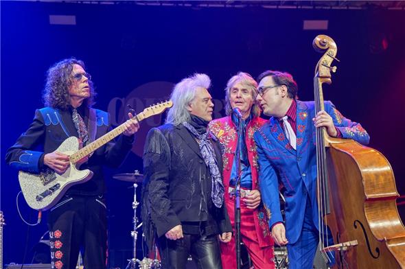 Marty Stuart (Zweiter von links) & His Fabulous Superlatives sorgten für den musikalischen Abschluss der beiden Konzertabende.
