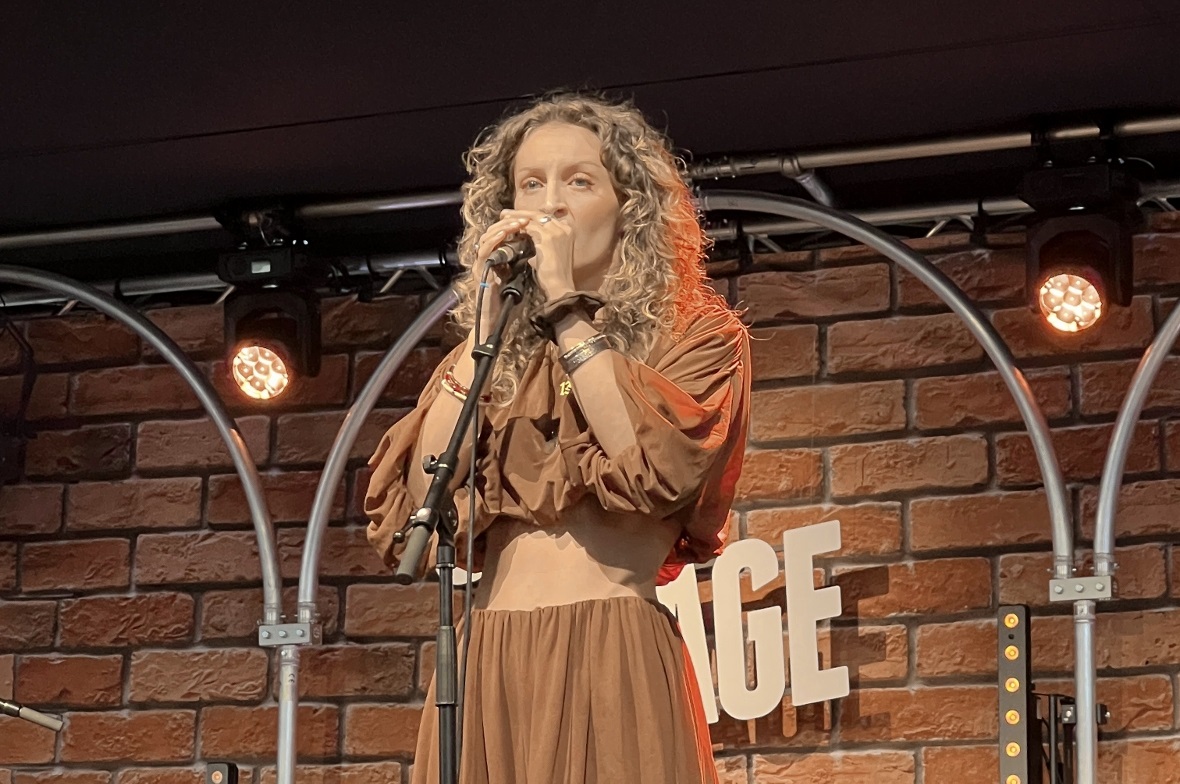 Maryne wärmte das Publikum für ihren Bruder Bastian Baker auf.