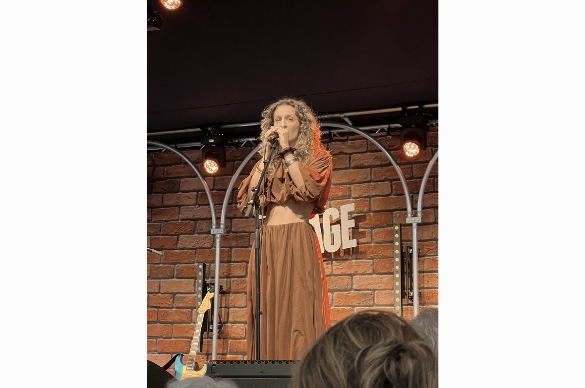 Maryne wärmte das Publikum für ihren Bruder Bastian Baker auf.