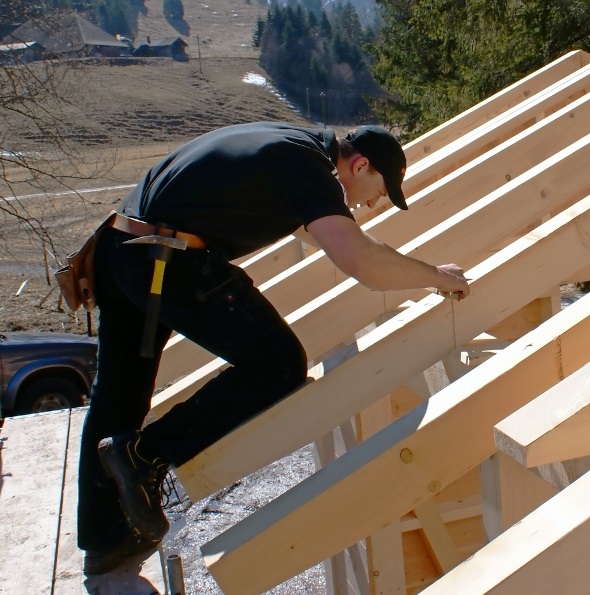 Massarbeit am Werk- und Forscherhüttli Gwunderwasser. Kilian Wengers erste «eigenständige» Arbeit zur Halbzeit der Zimmermannslehre.
