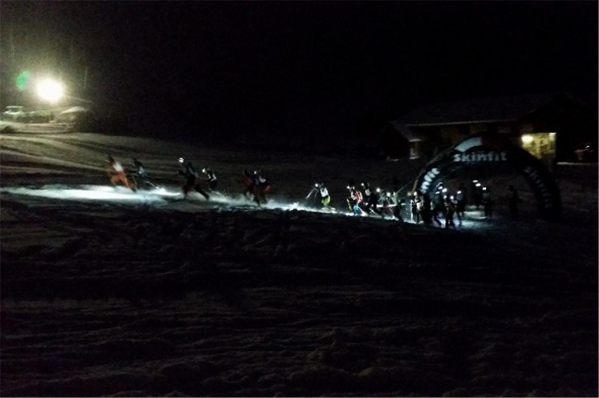 Massenstart beim 2. Diemtigtaler Nachtsprint.