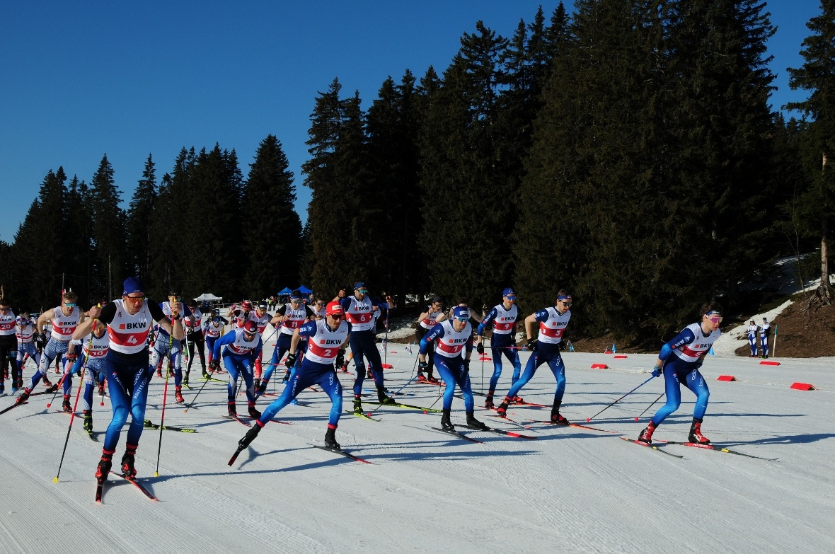 Massenstart der Herren um 8.30, Dario Cologna (1), Jonas Baumann (2), Beda Klee ...
