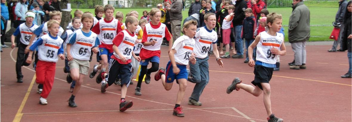 Massenstart zum 1000 m Lauf der Knaben Jg. 2001 bis 2003 und jünger