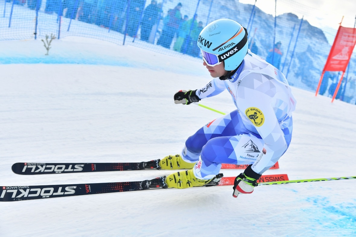 Mathias Reber an der Inferno-Abfahrt 2025 unterwegs – der Helm ist ein Geschenk des ehemaligen Weltcupfahrers Nils Mani.