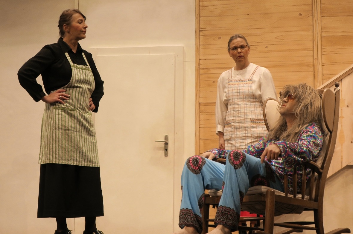 Mathilde (Marianne Bühler) und Julia (Arma Schmid) lesen dem Hippie (Bruno Brunn...