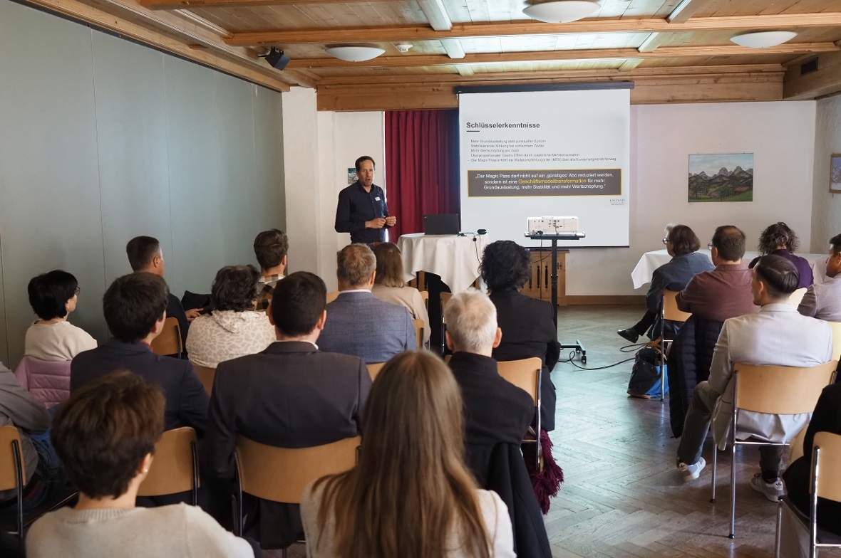 Matthias In-Albon zeigte den Anwesenden, wie das Geschäftsmodell Magic Pass diesen Winter abgeschnitten hat.