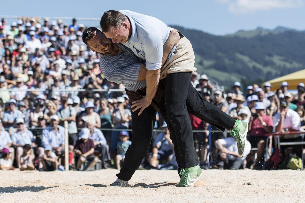 Matthias Sempach (rechts) im Schlussgang gegen Kilian Wenger (links).