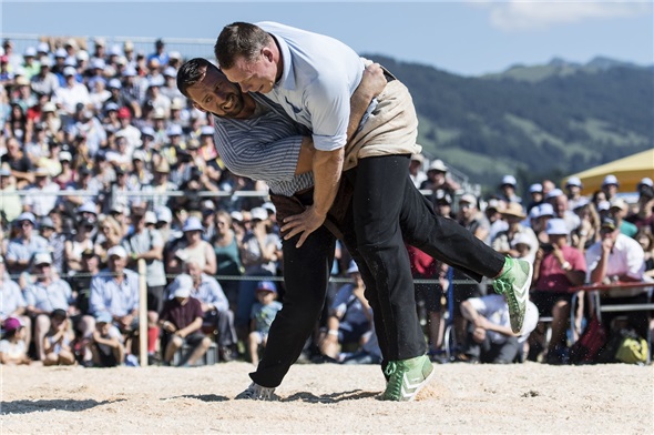 Matthias Sempach (rechts) im Schlussgang gegen Kilian Wenger (links).