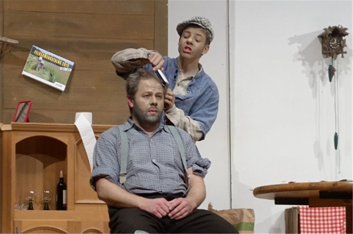 Matthias Zeller als Schuhmacher und Geisse-Puur Köbeli mit seinem haareschneiden...