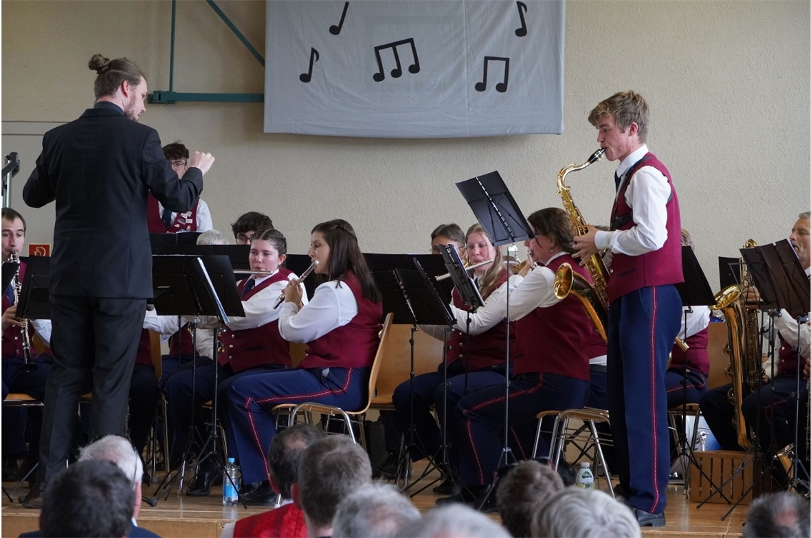 Maurice Fritsche spielte Solo auf dem Tenorsaxophon mit der MG Erlenbach-Diemtig...