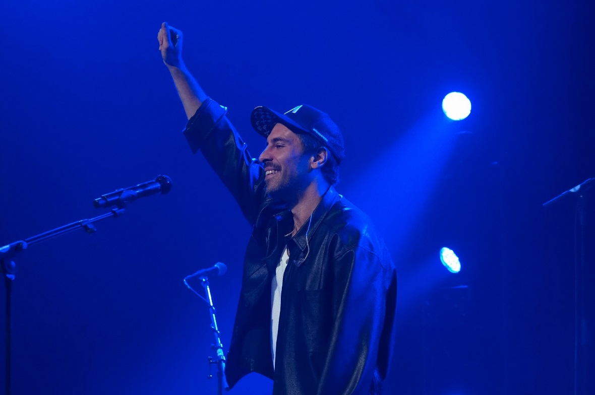 Max Giesinger gratulierte Franjo von Allmen mit Franatiker-Kappe.