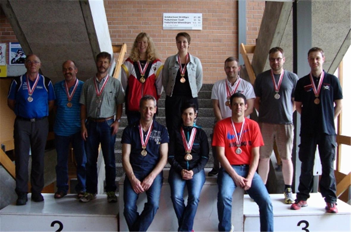 Medaillengewinner Drei-Stellungsmatch sowie Stellungen kniend/stehend: Hermann Dänzer (Veteranen), Daniel Reichenbach (Senioren), Peter Wyss (Senioren), Melanie Bruni (Elite), Jasmin Buser (Junioren), Thomas Mösching (Elite), Michael Bieri (Elite), Michael Annen (Elite), vorne sitzend; Martin Liebi, Monika Zahnd, Marco Koller (alle Elite).
