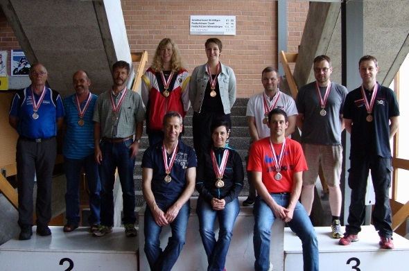 Medaillengewinner Drei-Stellungsmatch sowie Stellungen kniend/stehend: Hermann Dänzer (Veteranen), Daniel Reichenbach (Senioren), Peter Wyss (Senioren), Melanie Bruni (Elite), Jasmin Buser (Junioren), Thomas Mösching (Elite), Michael Bieri (Elite), Michael Annen (Elite), vorne sitzend; Martin Liebi, Monika Zahnd, Marco Koller (alle Elite).