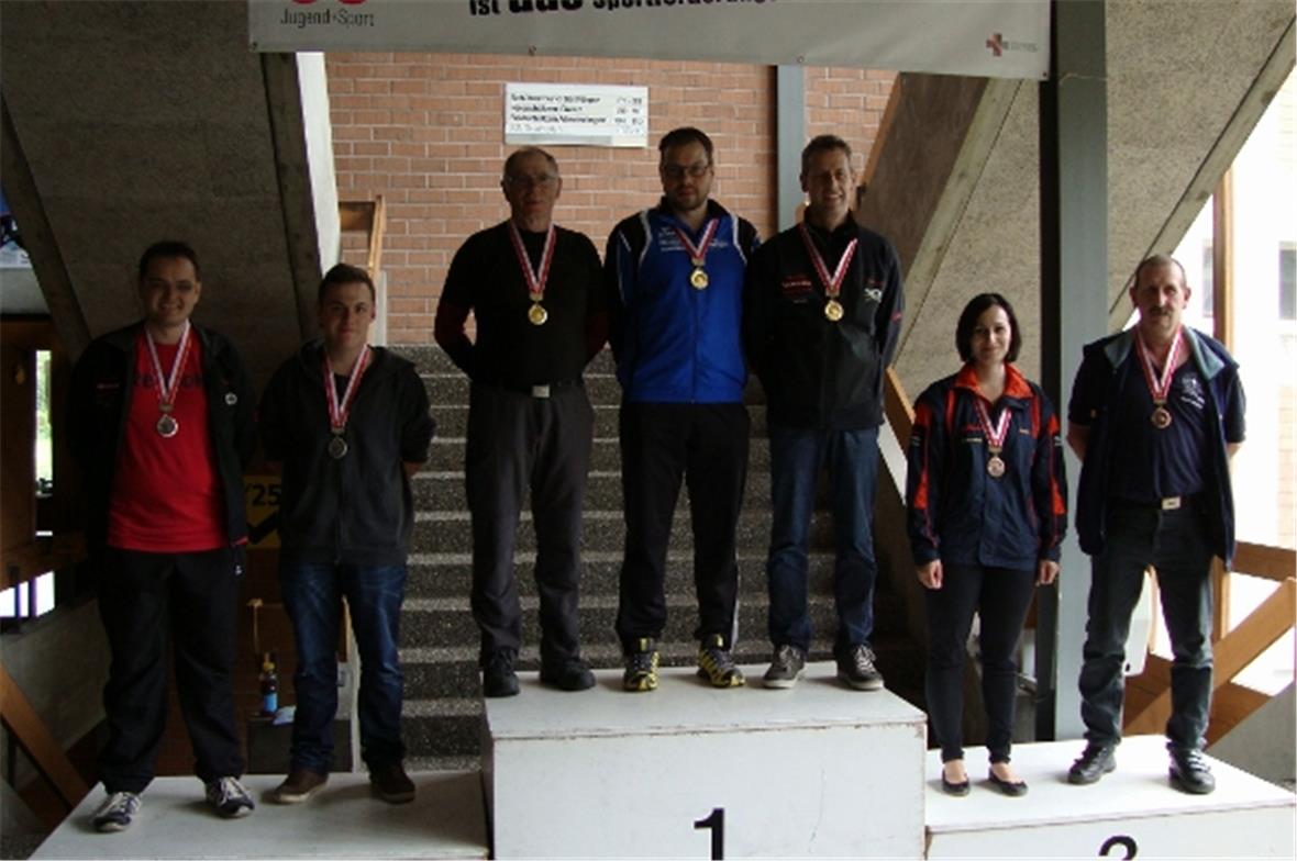 Medaillengewinner Liegendmatch: Marcial Schwarz (2. Elite), Cedric Stalder (2. Veteranen), Martin Liebi (1. Senioren), Hermann Dänzer (1. Veteranen), Michael Bieri (1. Elite), Evelin Stettler (3. Elite), Kurt Amacher (3. Senioren); nicht auf dem Bild: Andreas Klopfenstein (2. Senioren) und Ruedi Sieber (3. Veteranen).