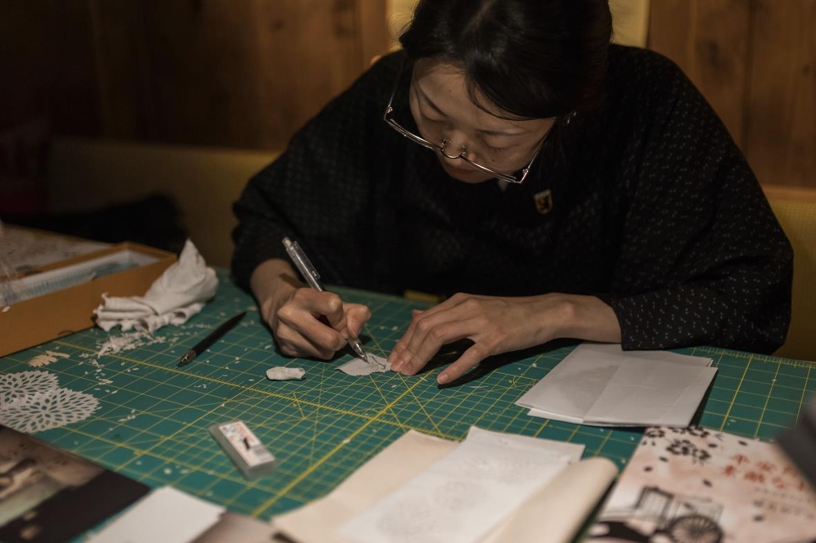 Megumi Mochizuki, eine der besten Papierschnittkünstlerinnen Japans, zeigte eine...