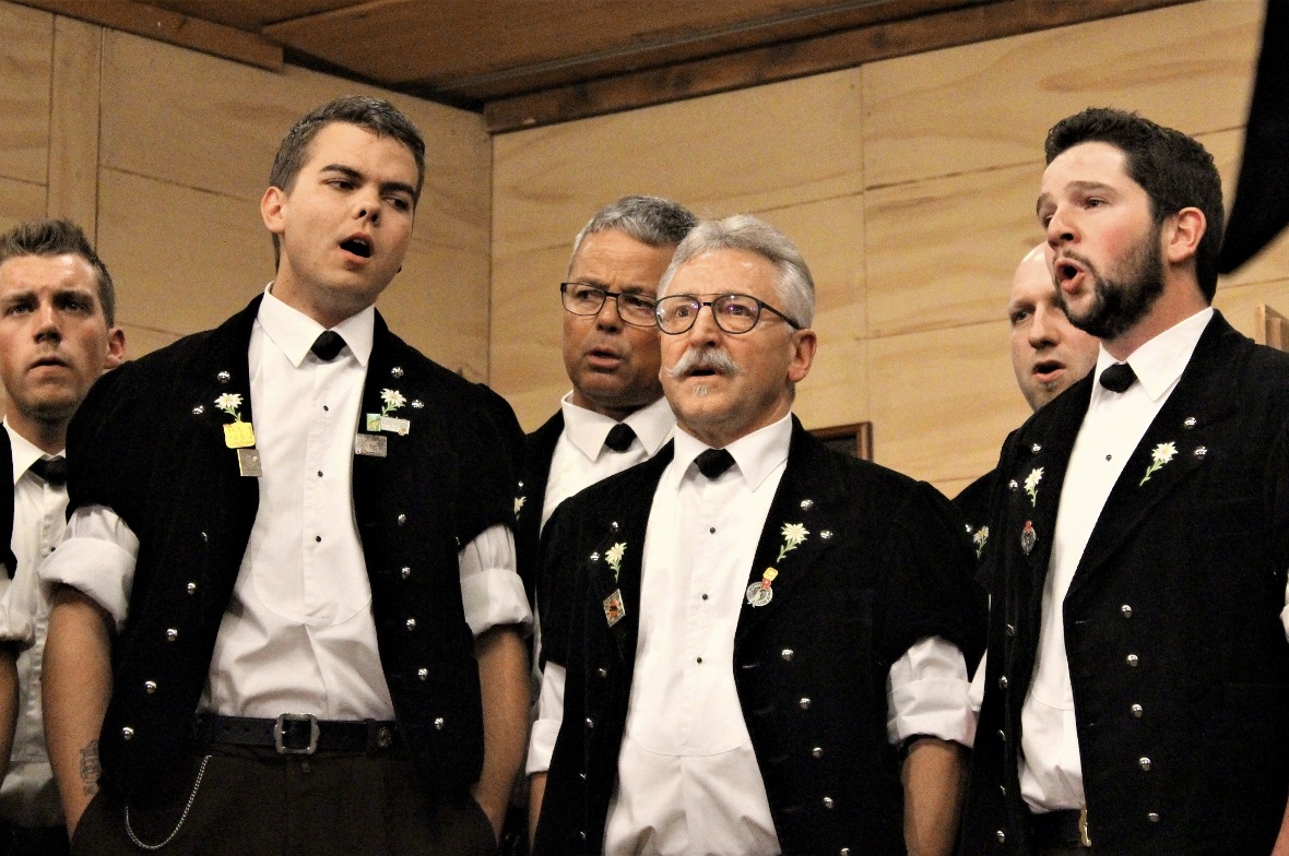 Mehrere Sänger-Generationen zeugen beim «Jodlerklub Edelwyss» in Erlenbach von einer lebendigen Tradition.