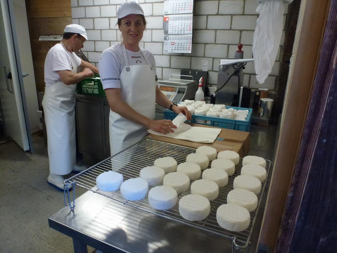 Meisterkäser, Ueli Zaugg und Mitarbeiterin, Sonja Maurer.