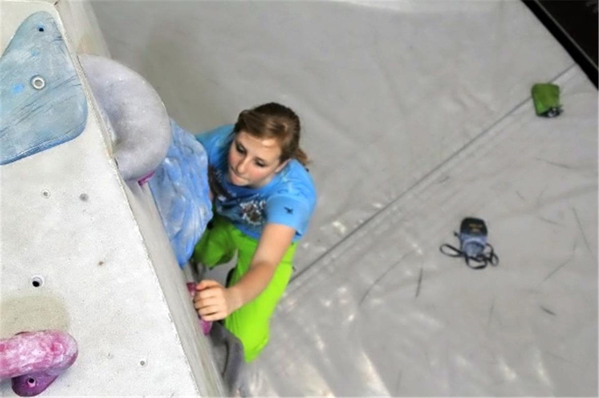 Melanie an der Kletterwand