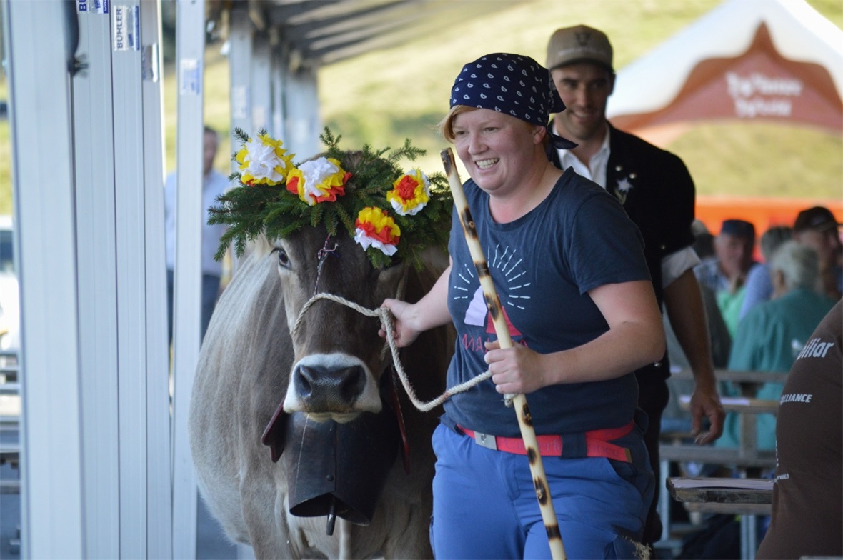 Melkerin Christa mit der von ihr gewählten Miss Site Alp «Barla».