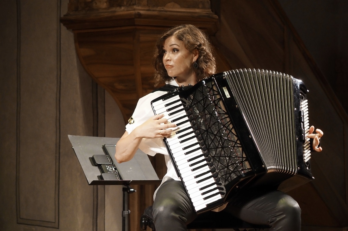 Menuhin: Avi Avital Ksenija Sidorova