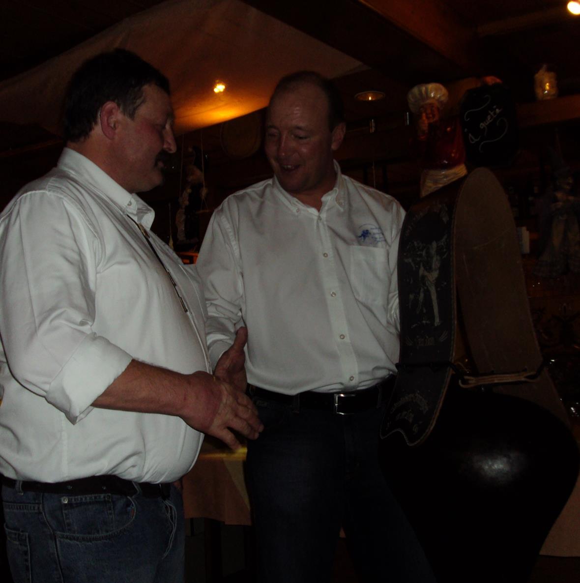 Merci Bärtel! Toni Matti übergibt OK-Präsident Bärtel Moor eine Treichel, die immer an das super Oberländische 2009 an der Lenk erinnern wird.