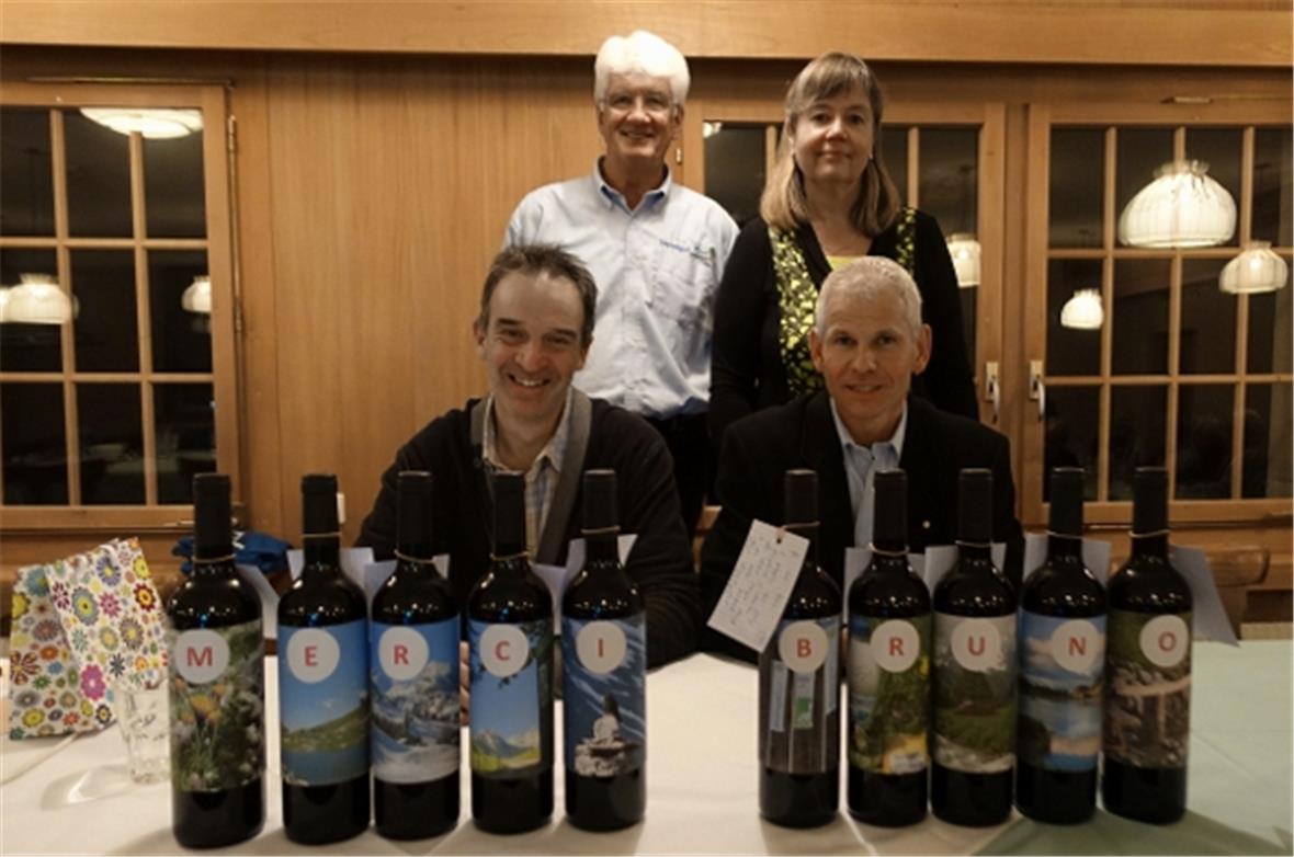 «Merci Bruno»: Mit zehn liebevoll etikettierten Weinflaschen wurde Bruno Reber (vorne rechts) von Vizepräsidentin Sabine Arn und vom bisherigen Präsidenten Ueli Sahli (hinten) sowie Geschäftsleiter Norbert Schmid von Diemtigtal Tourismus verabschiedet.