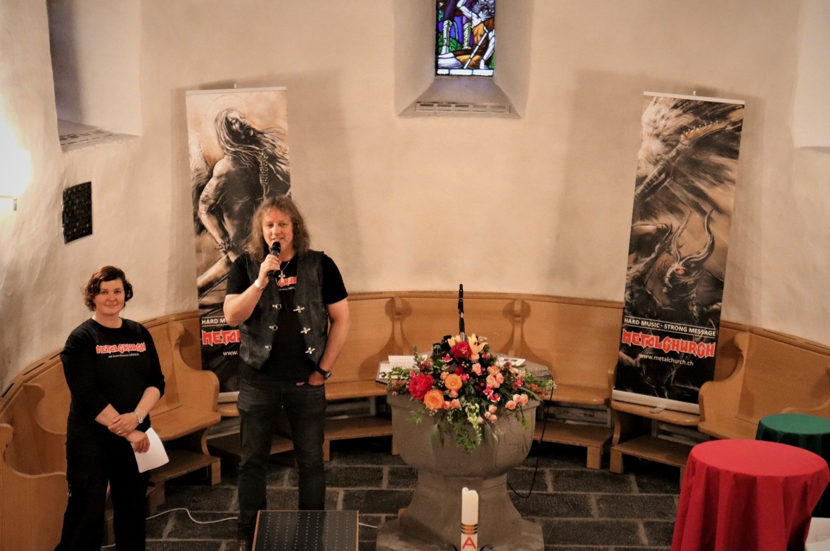 Metalchurch live: Diakonin Nadine Zurbrügg (links) und Bernie Schlott, Mitglied ...