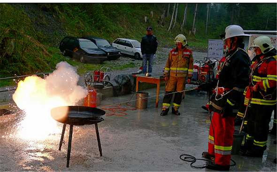 Metall kann auch der Profi nicht mit Wasser löschen!