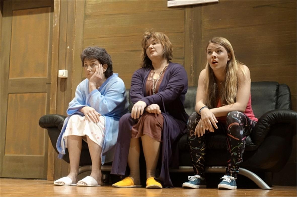 Metzgersfrau Rita (Pia Perren), Wahrsagerin Theres (Beatrice Zeller) und Ferieng...