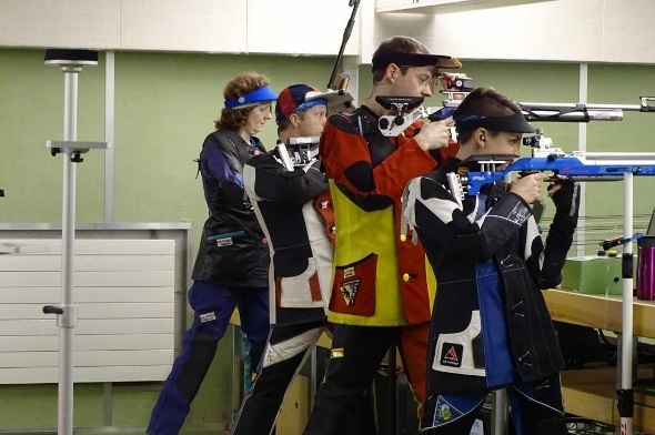 Michael Annen (Zweisimmen-St. Stephan) mit der rot gelben Jake.