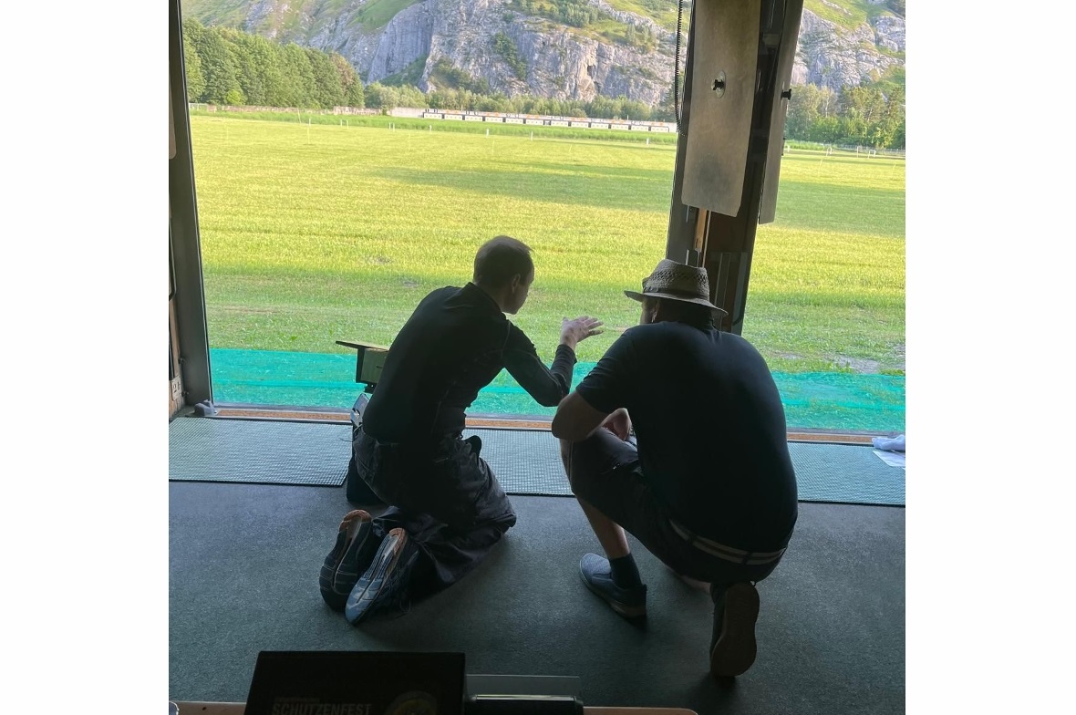 Michael Annen erklärt Stephan Trummer die örtlichen Gegebenheiten.