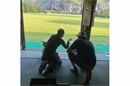Michael Annen erklärt Stephan Trummer die örtlichen Gegebenheiten.