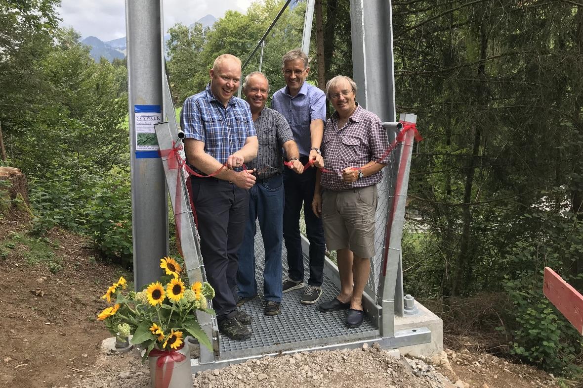 Michael Blatti, Ueli Heim, Martin Pfanner und Theo Lauber beim durchschneiden de...