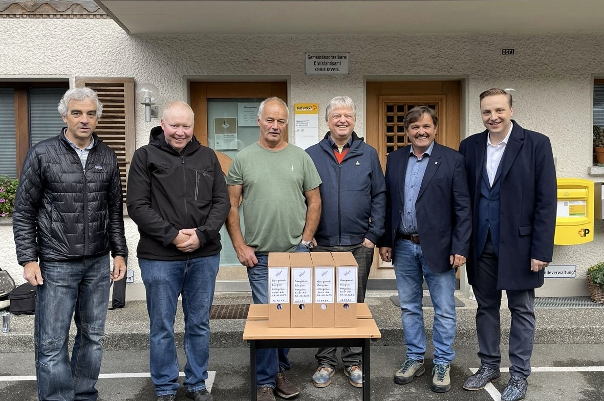 Das Baugesuch für die Fotovoltaikanlage in Oberwil ist eingereicht Michael Gruber, CEO der Energie Thun AG (Stadtwerk), Gemeindepräsident Michael Blatti, Christian Haueter, Bergvogt Morgetenberggenossenschaft, Peter Stutz Geschäftsführer Morgeten Solar AG, Dominik Blatti, Holzbau und Grossrat EDU und Gemeindeverwalter Nils Fiechter.
