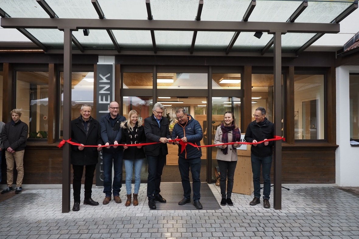 Michael Schläppi, Thomas Bucher, Stefanie Perren, Hans Grünenwald, René Müller, Florence Hählen und Jakob Trachsel eröffnen das neue Verwaltungsgebäude.