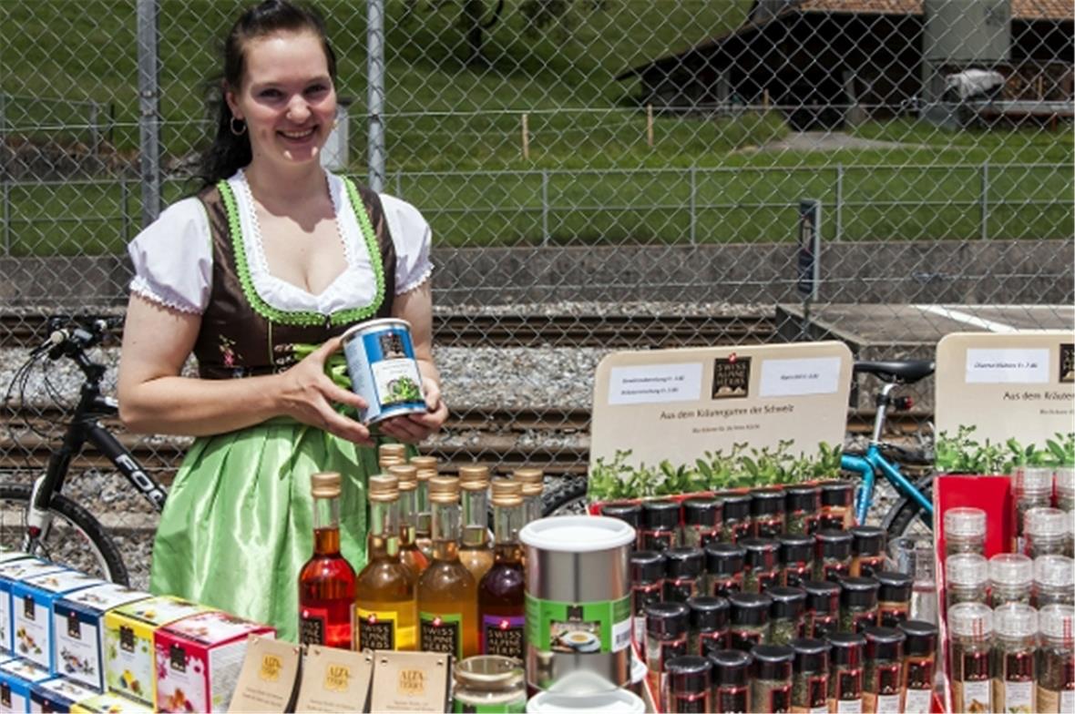 Michaela Kropf im Dirndl zeigt, dass die Därstettener Firma 'Swiss Alpine Herbs'...
