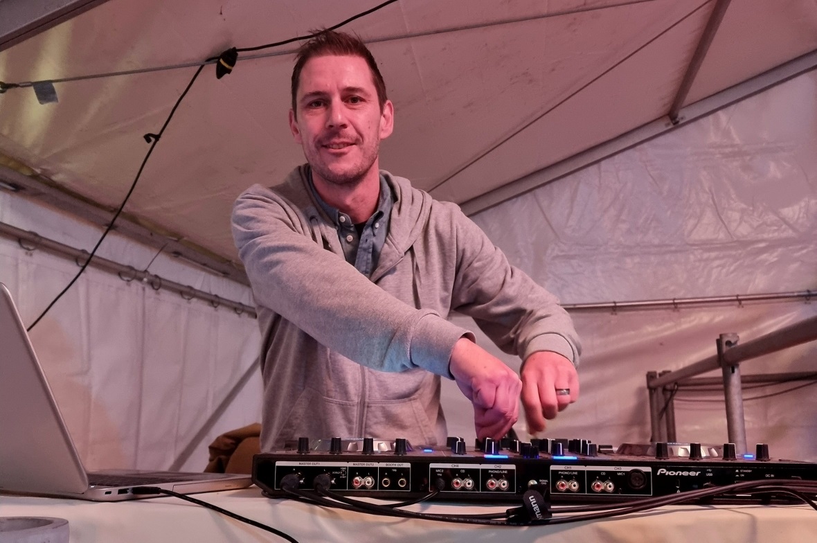 Michel Jenny alias DJ Mendossa sorgte für Partystimmung im Festzelt.