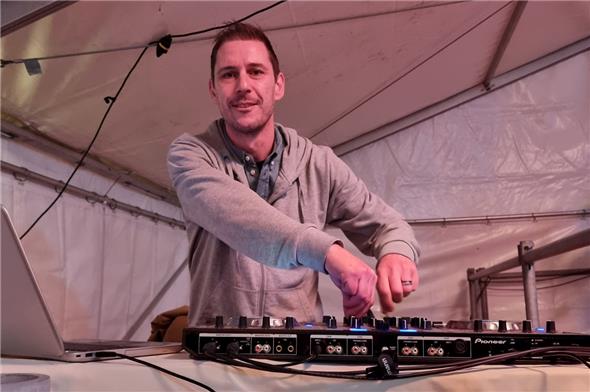 Michel Jenny alias DJ Mendossa sorgte für Partystimmung im Festzelt.