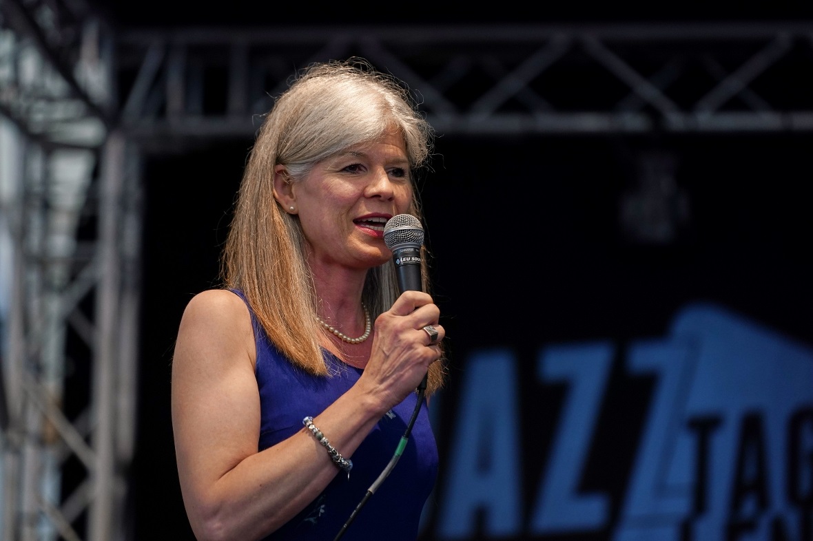 Michelle Bühler begrüsste das Publikum auf der Bühne im Jazz-Zelt auf dem Kronen...