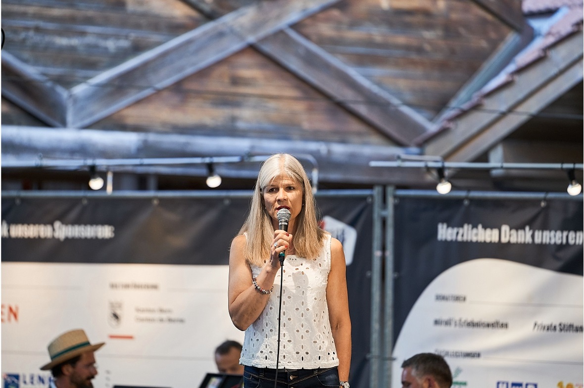 Michelle Bühler kündigte Philipp Fankhauser auf der Bühne an. 3