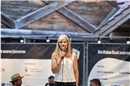 Michelle Bühler kündigte Philipp Fankhauser auf der Bühne an. 3