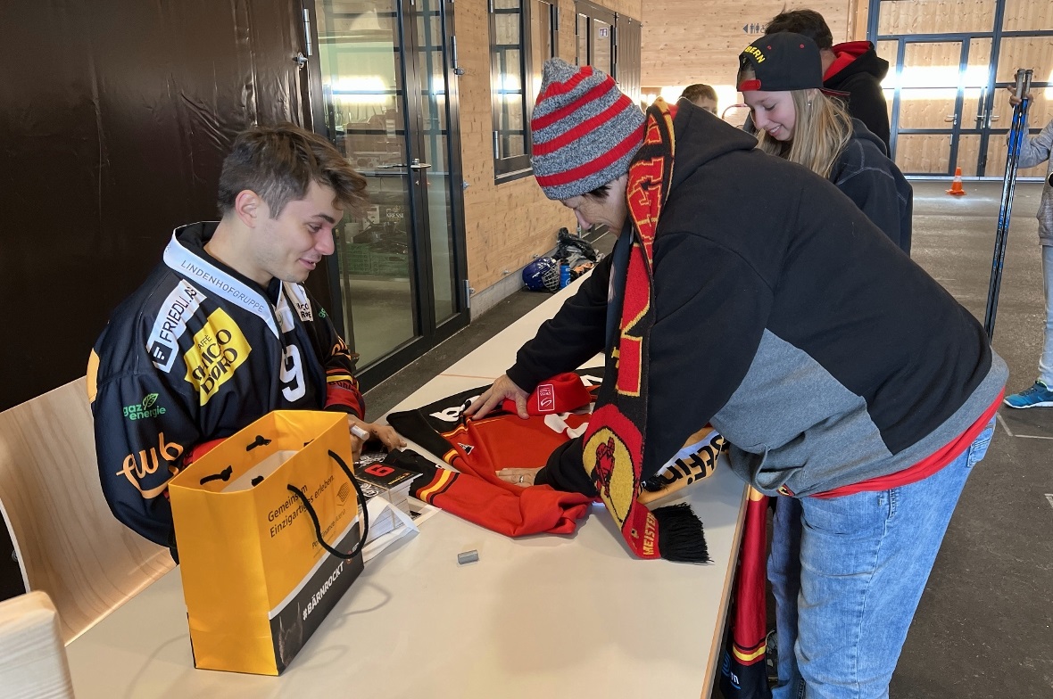 Mika Henauer signierte geduldig allerlei Eishockeymaterialien.