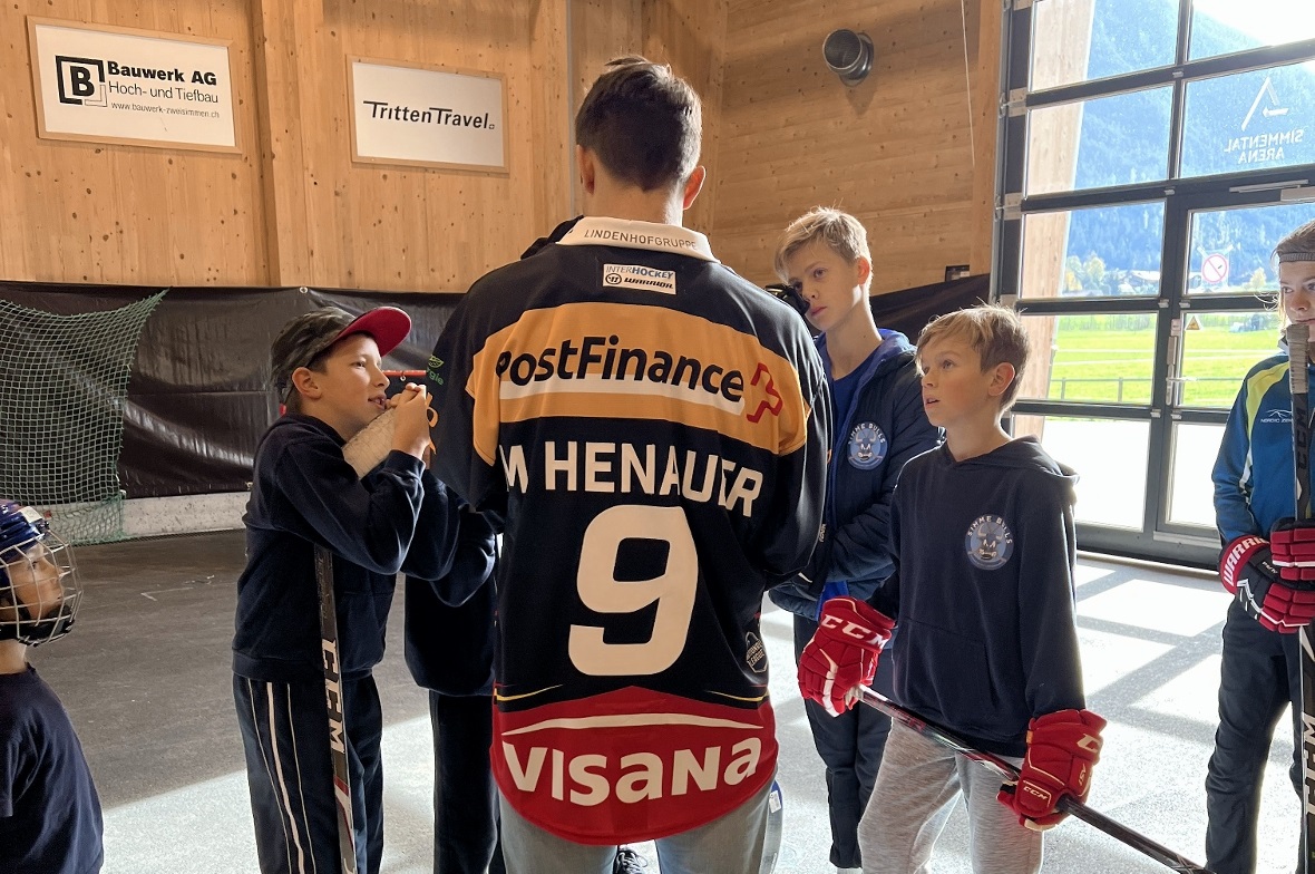 Mika Henauer wurde vom interessierten Hockey-Nachwuchs in Beschlag genommen.