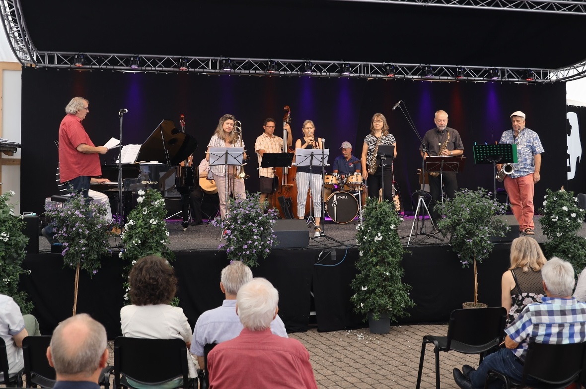 Mike Götz mit seinem Bossa Nova Combo in Concert