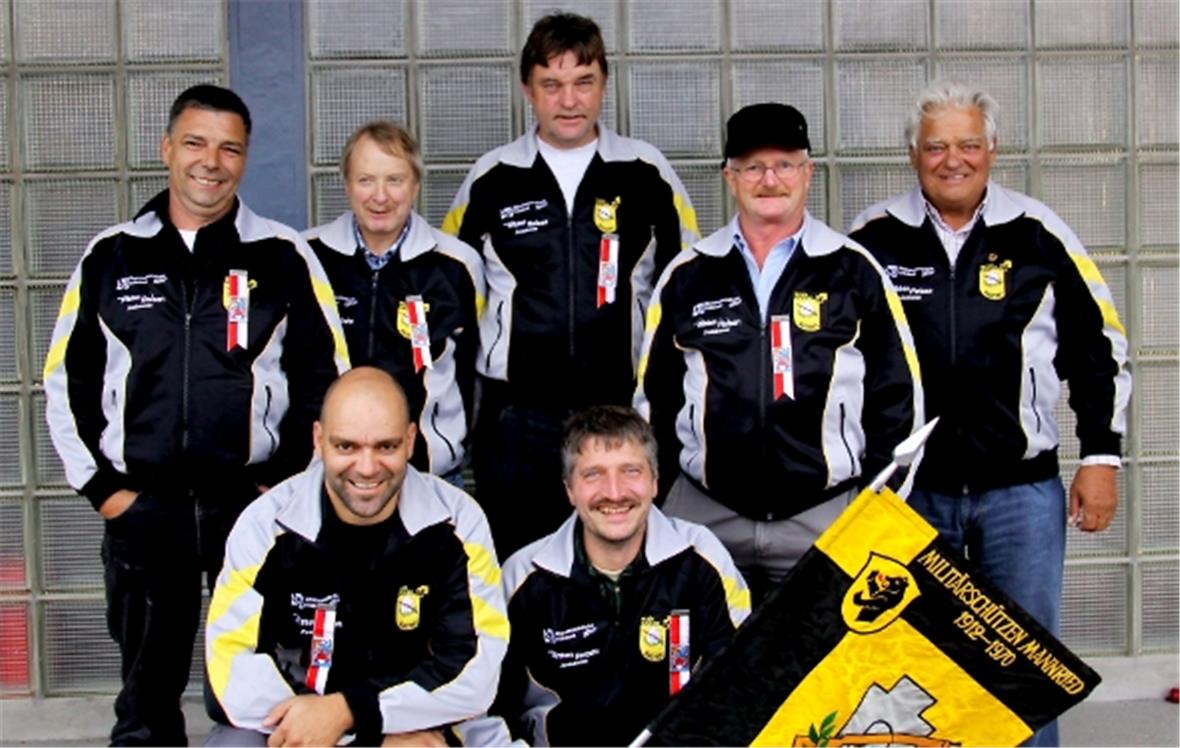 Militärschützen Mannried: oben: J.M. Cottier, A. Rieder, W. Sigrist, Hp. Eggen, P. Ogi (Coach) unten: R. Heimberg, H. Ueltschi.