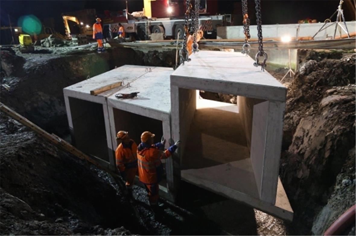 Millimeter genau wird das dritte Element eingepasst.