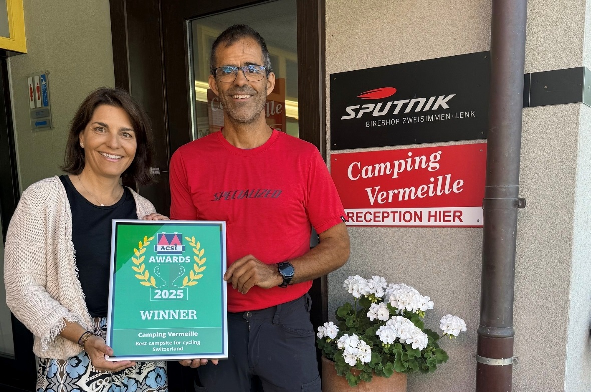 Camping Vermeille gewinnt ACSI Award 2025 Miriam und Patrick Griessen freuen sich über den ACSI Award 2025.
