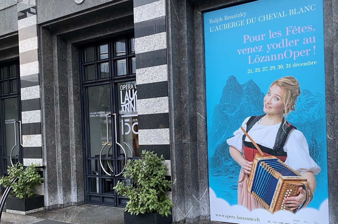 Miss Helvetia Barbara Klossner grüsst aktuell vor der Pforte der Lausanner Oper.