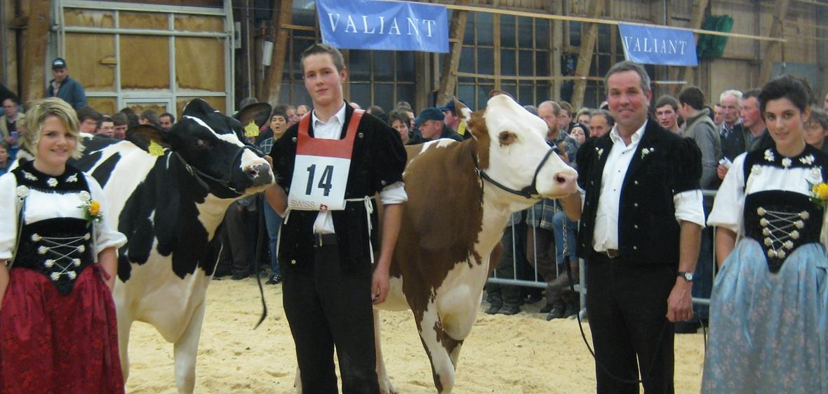 Miss RH/HO DBV La Croix Dolman Savannah von Viktor Reber, Zweisimmen und Miss Schöneuter Gudrun von Emil und Christian von Känel, Lenk.